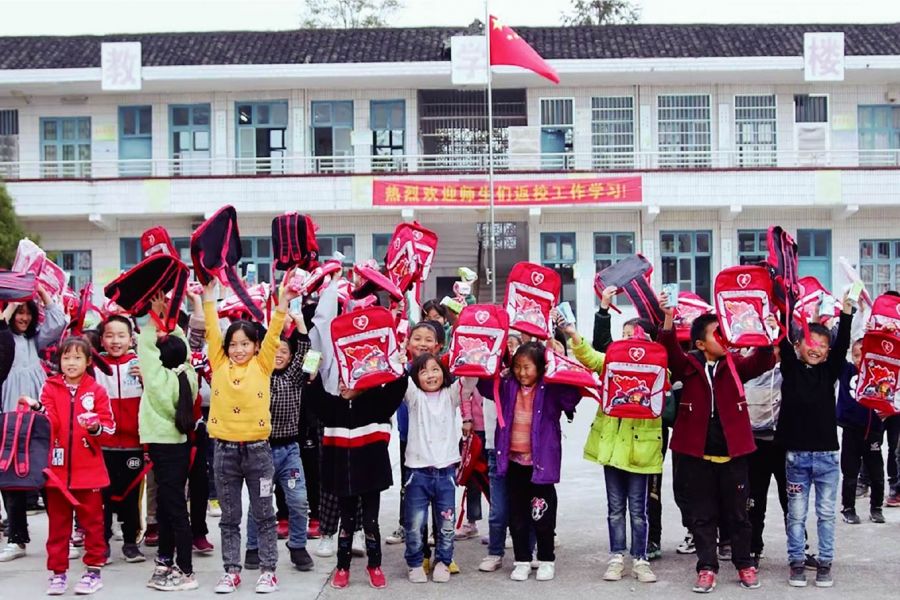 �����ѧУ�ۼƾ�����������Ѵ� 100���